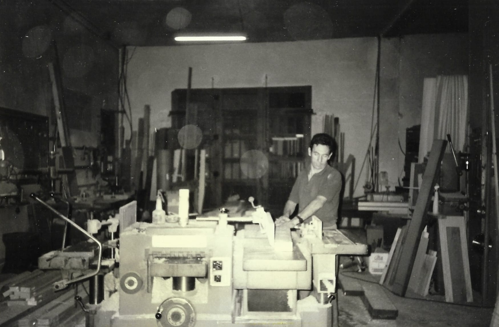 Antigua foto de los comienzos de la carpintería
